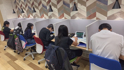 AIを活用したプリント作成システム「GPLS」で学習の様子